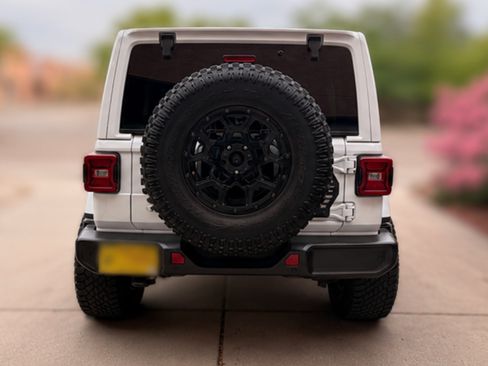Used 2018 Jeep Wrangler Unlimited Sahara AWD/4WD image 6