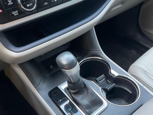 Used 2017 Toyota Highlander Plus image 17