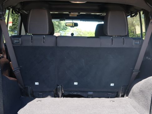 Used 2017 Jeep Wrangler Unlimited Rubicon w/ Connectivity Group image 23