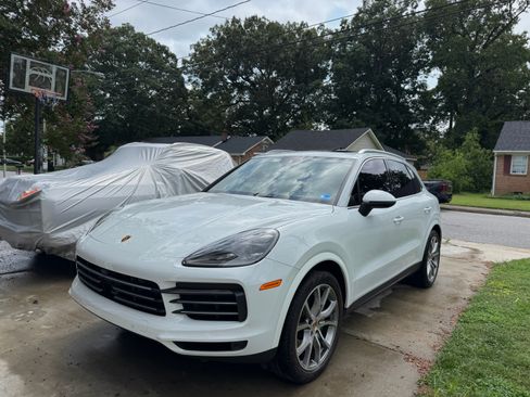 Used 2023 Porsche Cayenne AWD/4WD image 4