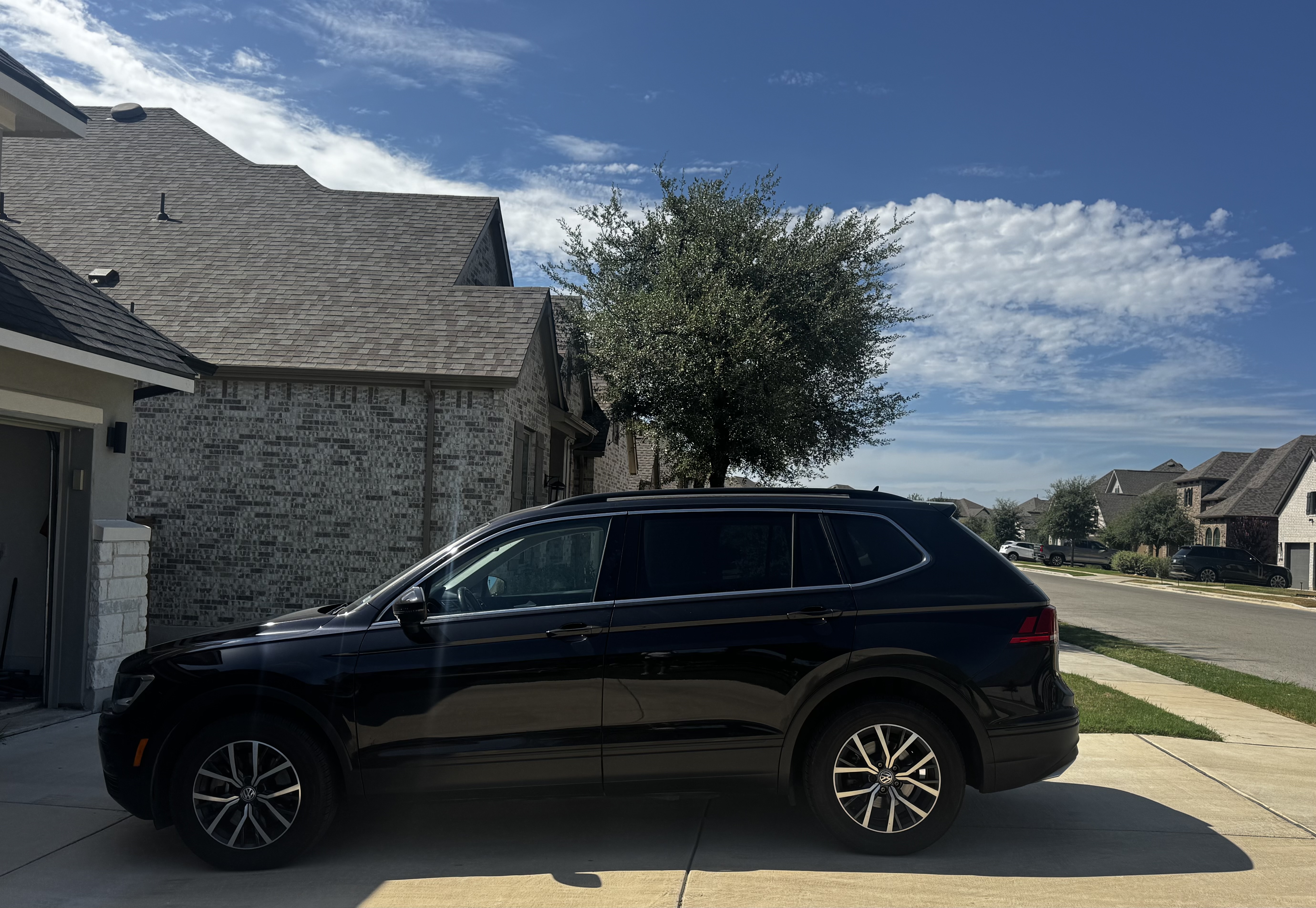 Used 2019 Volkswagen Tiguan SE FWD image 2