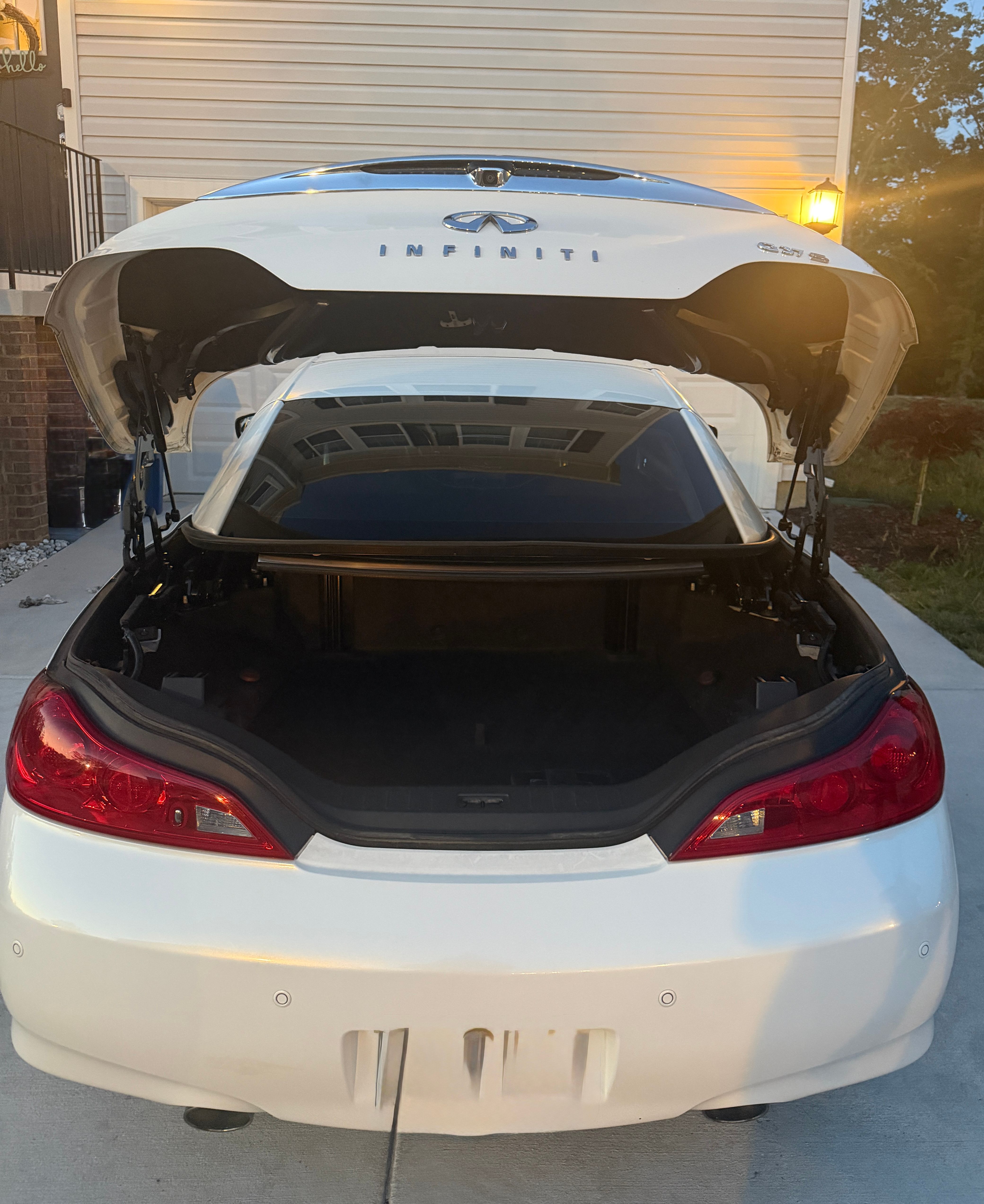 Used 2010 INFINITI G37 Convertible w/ Premium Pkg RWD image 12