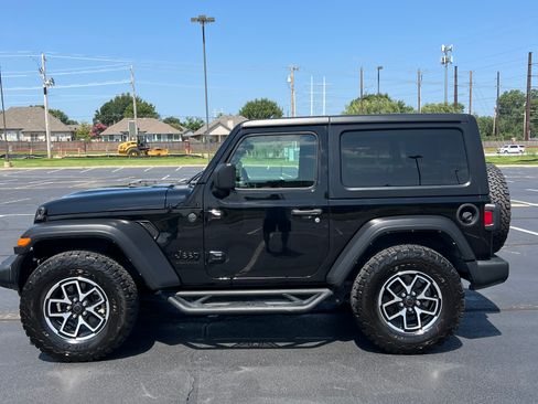 Used 2022 Jeep Wrangler Sport AWD/4WD image 2