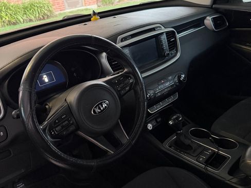 Used 2017 Kia Sorento LX w/ LX V6 Convenience Package image 2