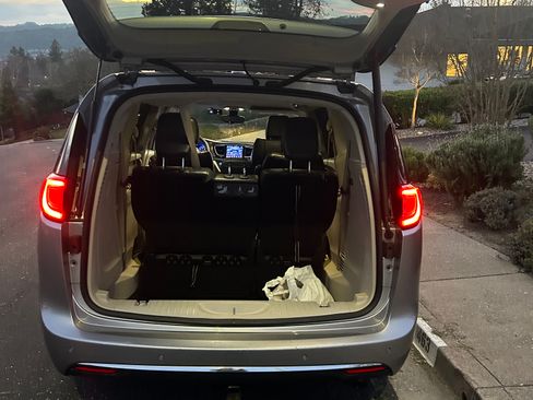 Used 2017 Chrysler Pacifica Touring-L image 13