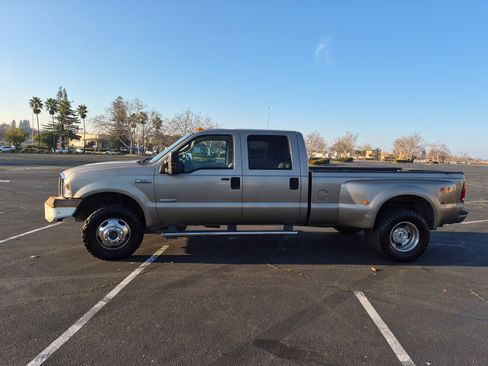 Used 2006 Ford F350 Lariat image 2