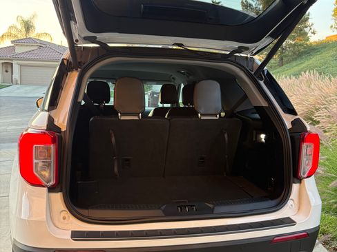 Used 2021 Ford Explorer XLT w/ Equipment Group 202A image 11