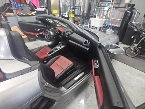 Used 2017 Porsche 718 Boxster image 11