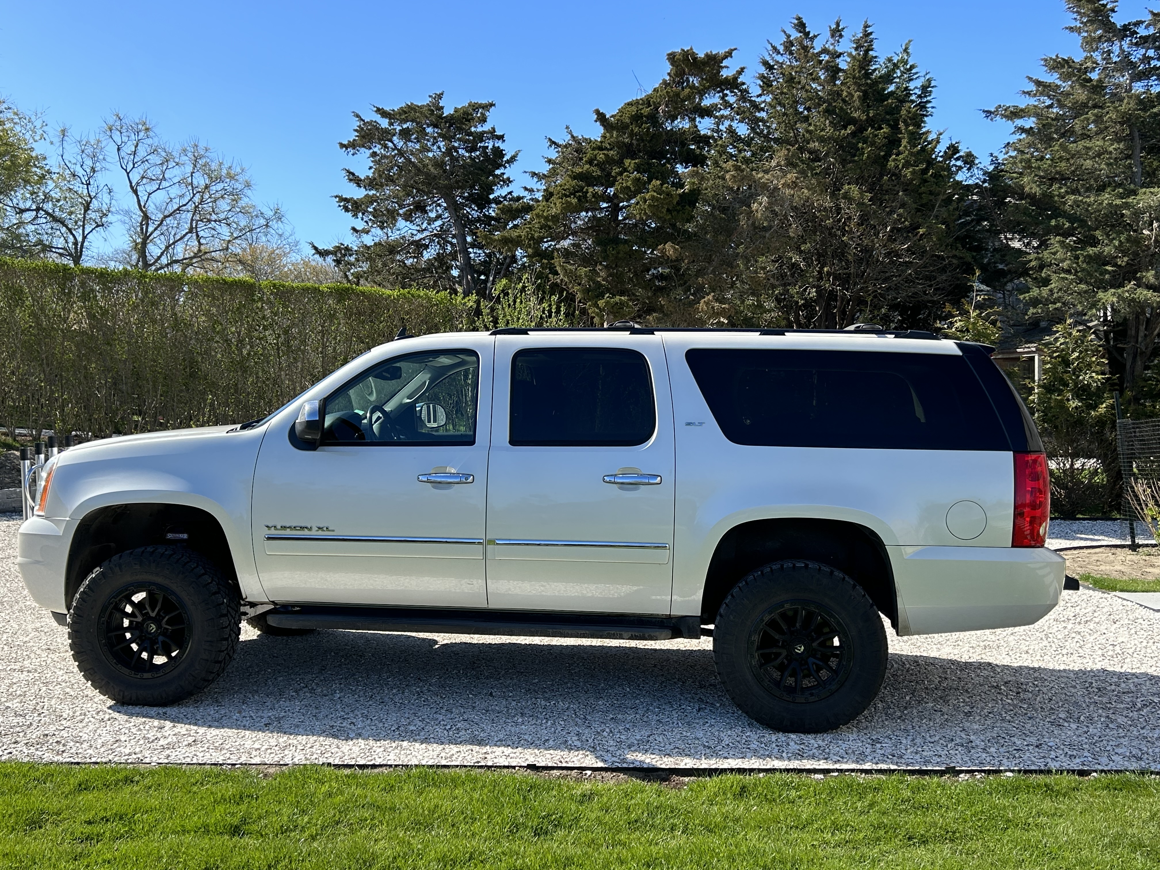 Used 2011 GMC Yukon XL SLT w/ SLT Chrome Package AWD/4WD image 16