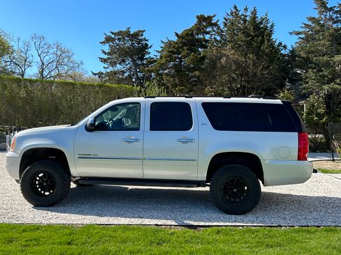 Used 2011 GMC Yukon XL SLT w/ SLT Chrome Package AWD/4WD image 16
