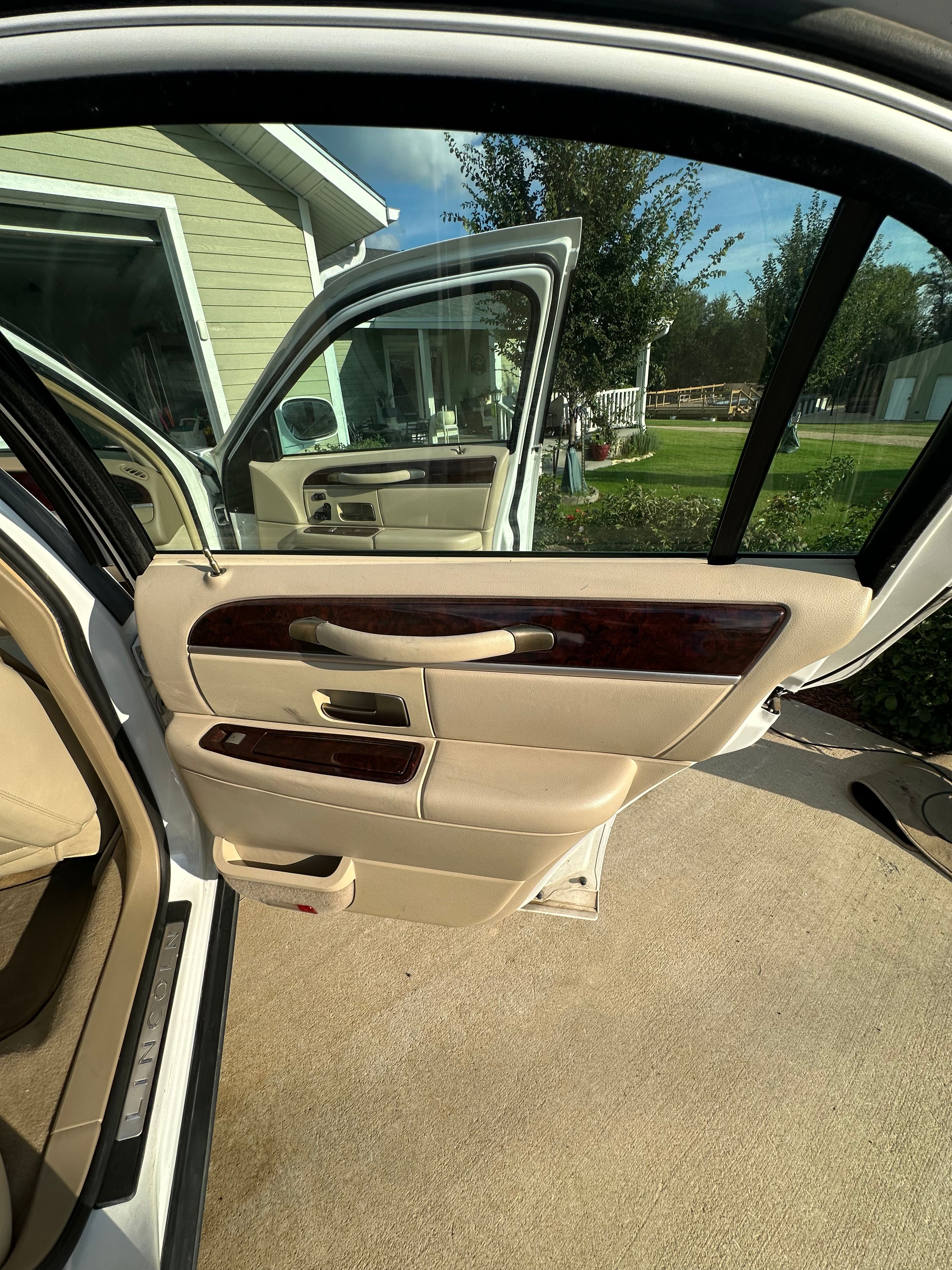Used 2011 Lincoln Town Car Signature Limited RWD image 20