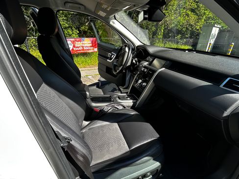 Used 2017 Land Rover Discovery Sport SE image 10