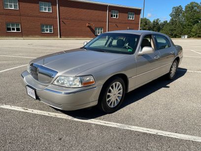 Used 2006 Lincoln Town Car Signature