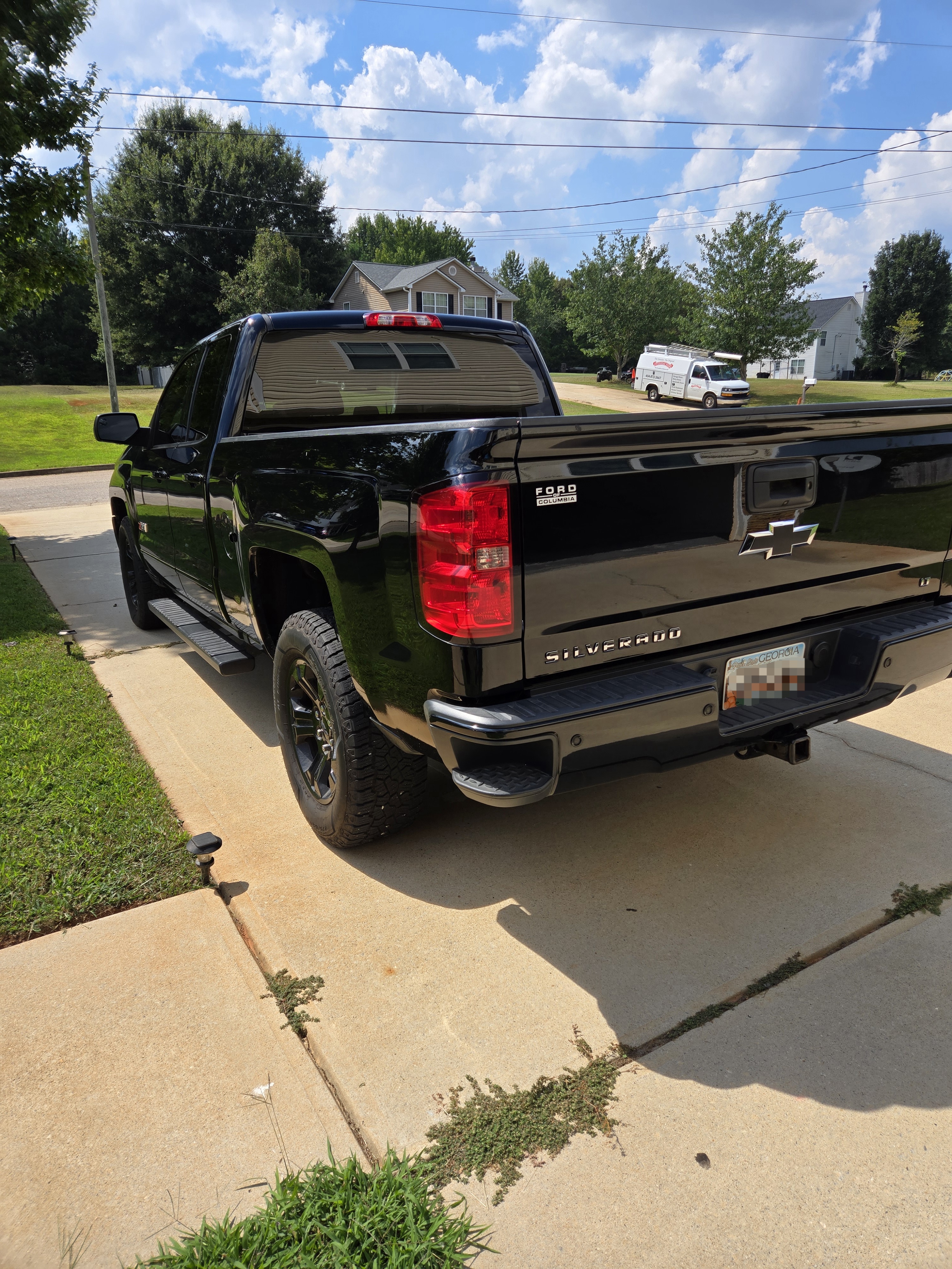 Used 2018 Chevrolet Silverado 1500 LT w/ Midnight Edition AWD/4WD image 6