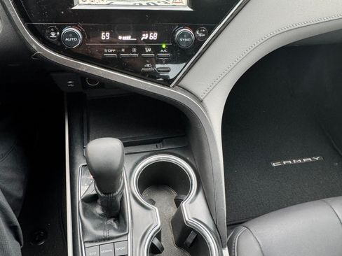 Used 2018 Toyota Camry XLE image 13