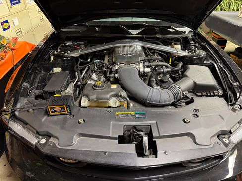 Used 2010 Ford Mustang GT Premium image 2