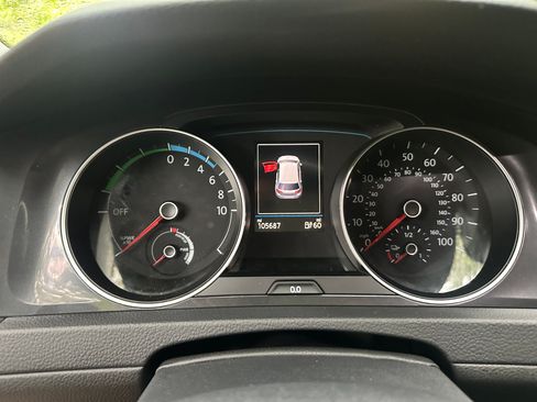 Used 2017 Volkswagen e-Golf SE image 5