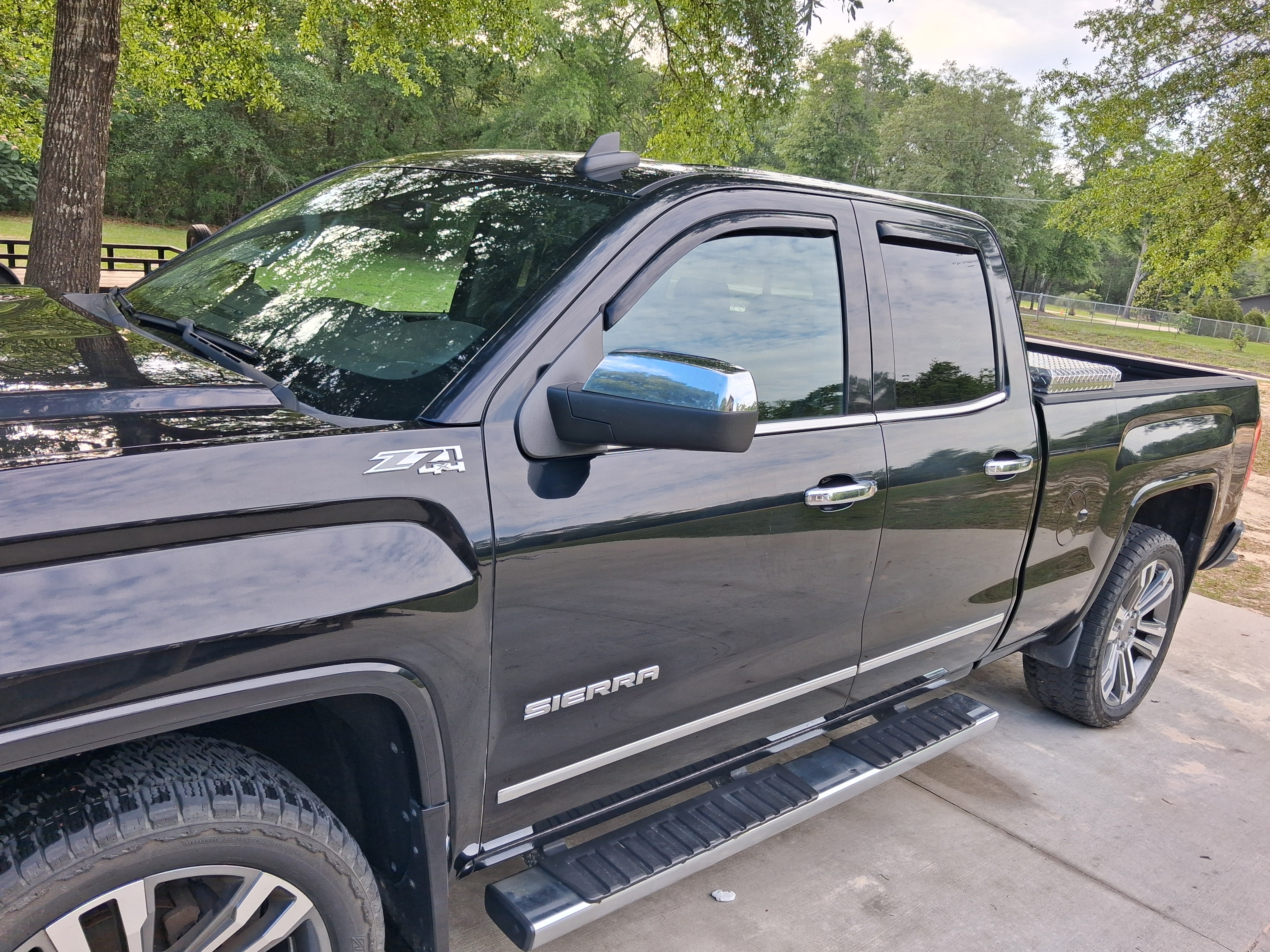 Used 2015 GMC Sierra 1500 SLT w/ SLT Preferred Package AWD/4WD image 21