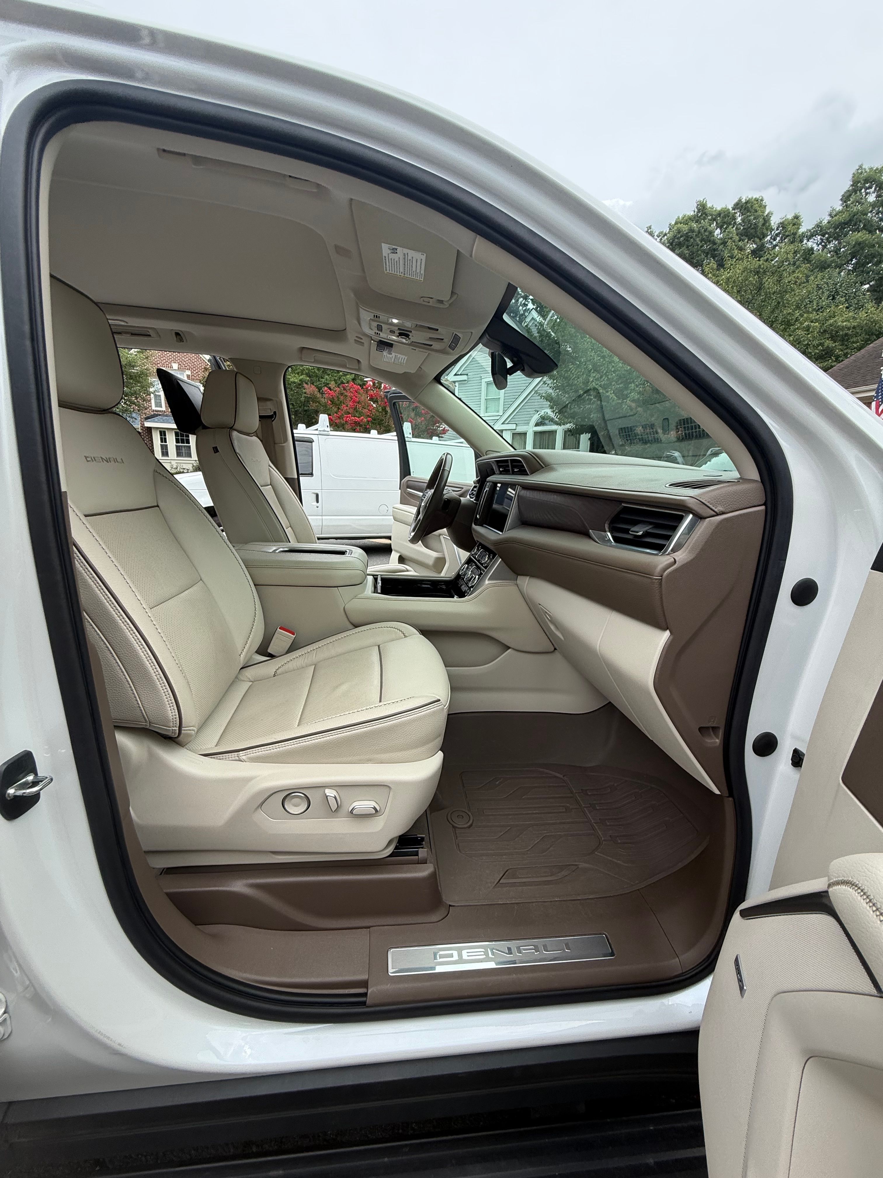 Used 2021 GMC Yukon Denali w/ LPO, Illumination Package AWD/4WD image 10