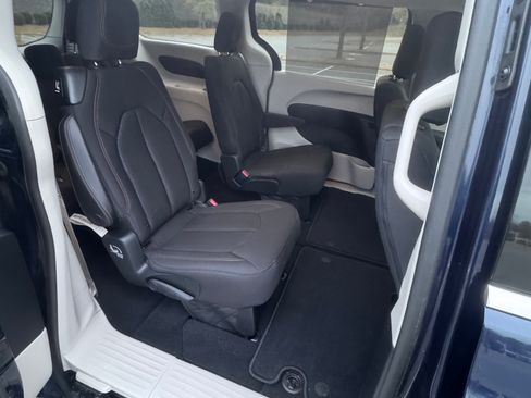 Used 2018 Chrysler Pacifica Touring Plus w/ Tire & Wheel Group image 9