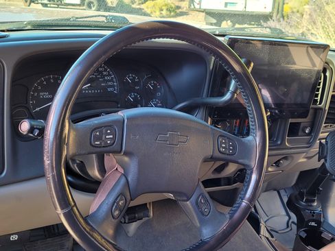 Used 2006 Chevrolet Avalanche LS w/ Avalanche South-West Package image 6