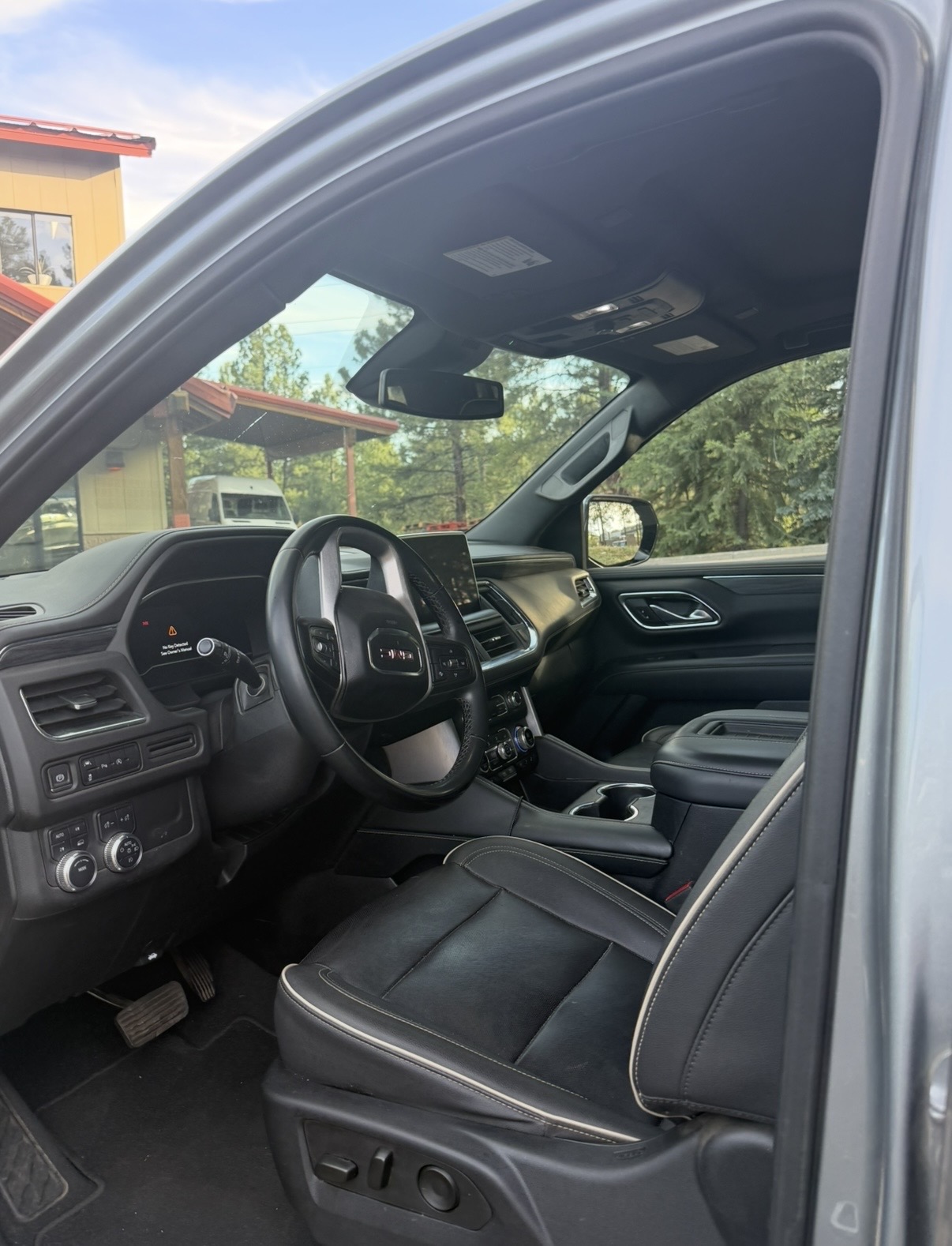 Used 2023 GMC Yukon SLT AWD/4WD image 9