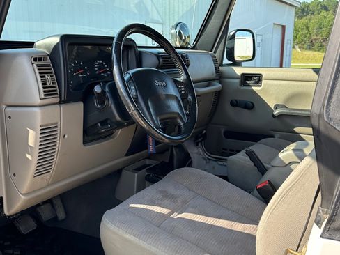 Used 2005 Jeep Wrangler Unlimited Rubicon w/ Security Group image 12