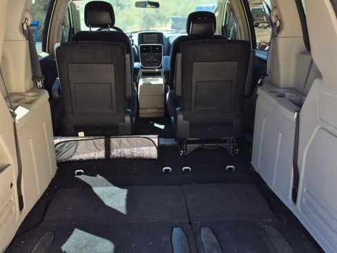 Used 2011 Dodge Grand Caravan Crew image 4