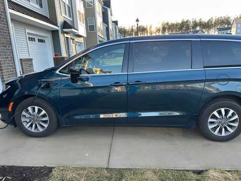 Used 2025 Chrysler Pacifica Select image 2