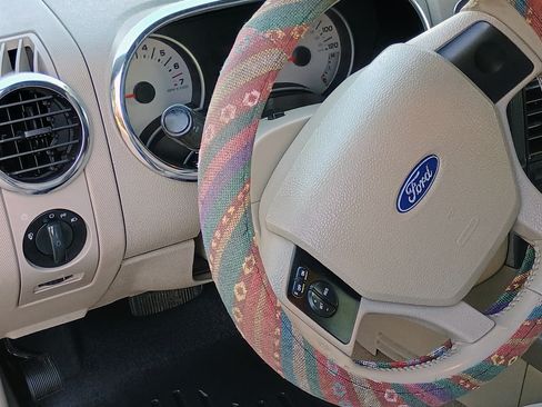 Used 2006 Ford Explorer XLT image 23