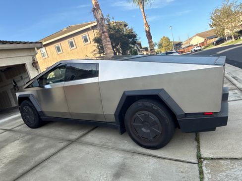 Used 2025 Tesla Cybertruck AWD Crew Cab image 10