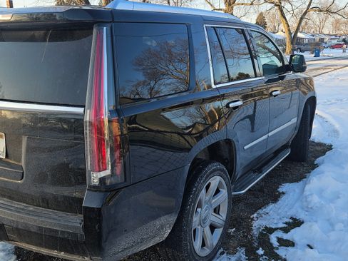 Used 2019 Cadillac Escalade Luxury image 2