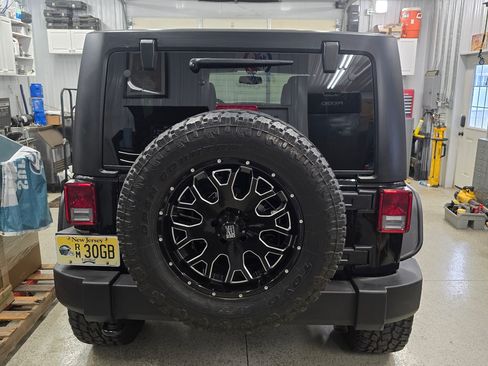 Used 2015 Jeep Wrangler Unlimited Rubicon image 4
