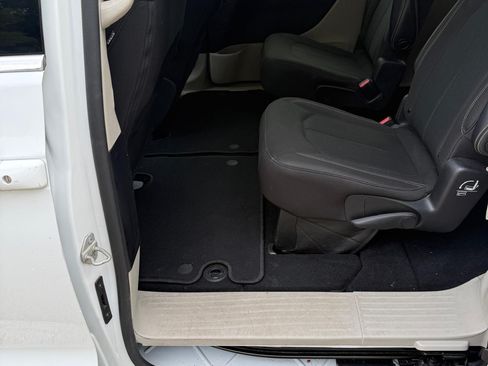 Used 2022 Chrysler Voyager LX FWD image 11