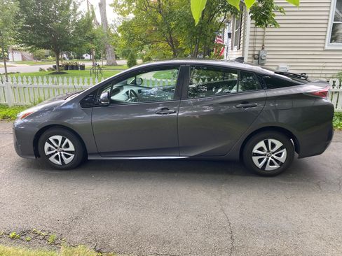 Used 2016 Toyota Prius Four FWD image 2