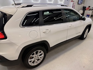 Used 2017 Jeep Cherokee Latitude FWD image 4