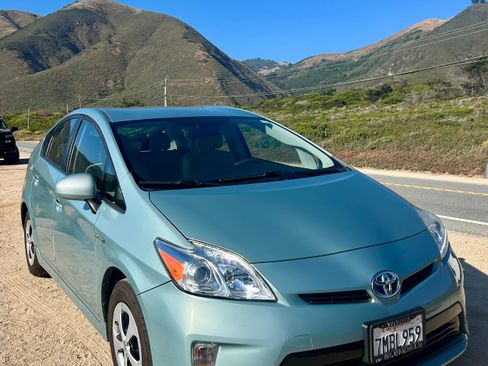 Used 2015 Toyota Prius Two FWD image 2