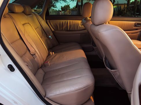 Used 2000 Toyota Avalon XL FWD image 2