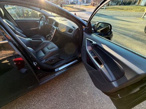 Used 2016 Volvo S60 T5 Premier w/ Climate Package image 11