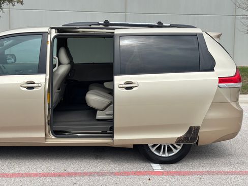 Used 2011 Toyota Sienna XLE image 4