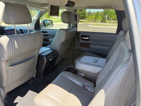 Used 2014 Toyota Sequoia Platinum w/ Preferred Accessory Package AWD/4WD image 16