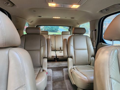 Used 2010 Cadillac Escalade Luxury image 6