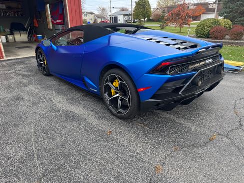 Used 2021 Lamborghini Huracan EVO image 2