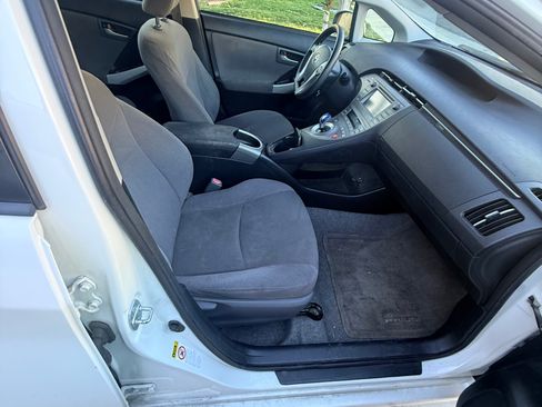 Used 2014 Toyota Prius Five image 11