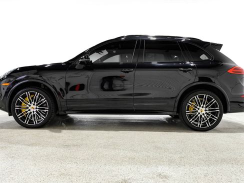 Used 2016 Porsche Cayenne Turbo S image 2