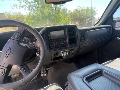 Used 2006 Chevrolet Silverado 2500 LT w/ Heavy-Duty Power Package AWD/4WD image 15