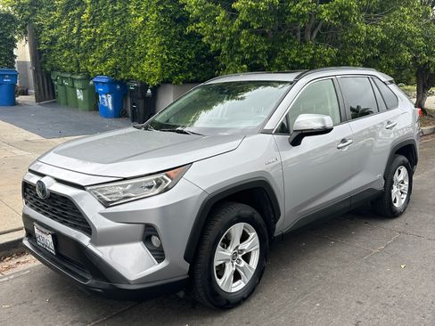 Used 2019 Toyota RAV4 XLE w/ Carpet Mat Package image 1