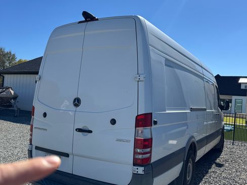 Used 2017 Mercedes-Benz Sprinter 2500 image 4