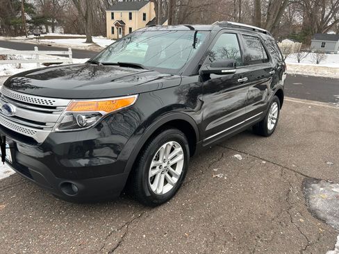 Used 2014 Ford Explorer XLT w/ Equipment Group 202A image 5