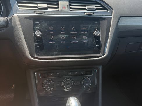 Used 2018 Volkswagen Tiguan SEL AWD/4WD image 14